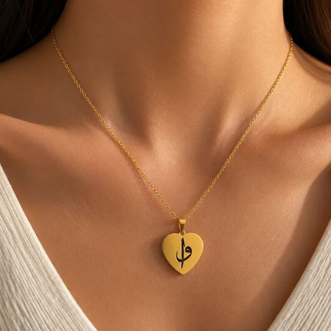 Personalisierte Herzkette mit Arabischen Buchstaben – Gravur Halskette – Minimalistische Kaligrafie Kette – Geschenk für Sie